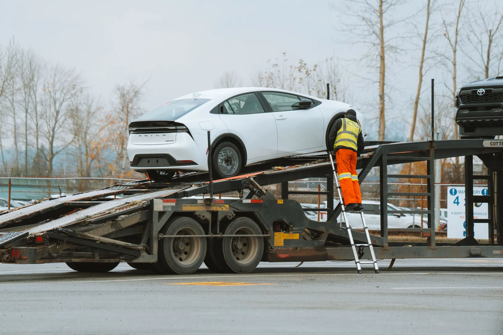 Opérateur chargeant une voiture sur un porte-voitures