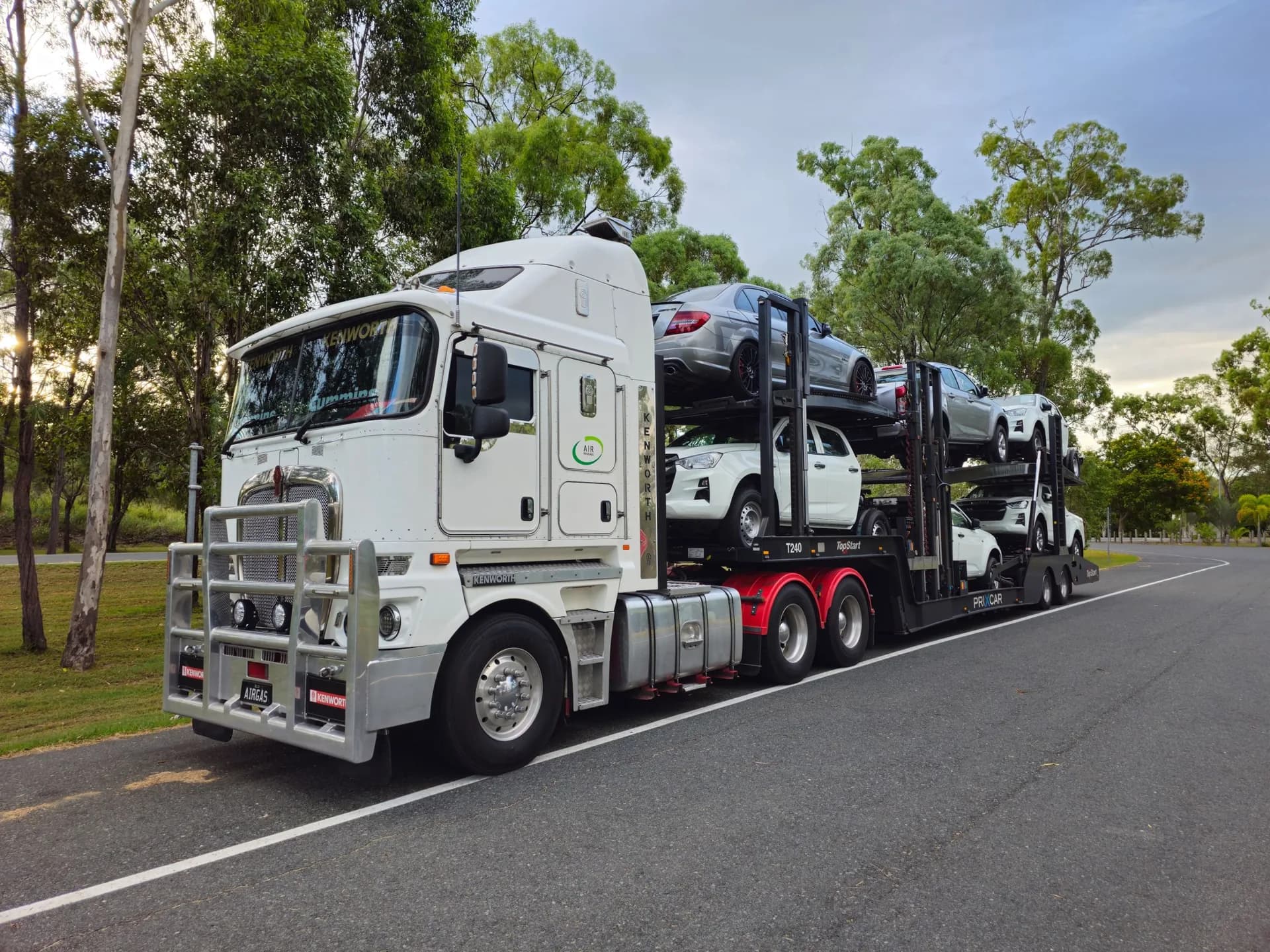 Camion porte-voitures chargé de véhicules sur la route
