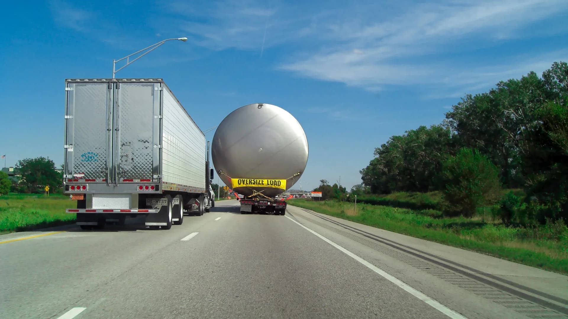 Réservoir sphérique industriel transporté sur l'autoroute, signalé comme convoi exceptionnel